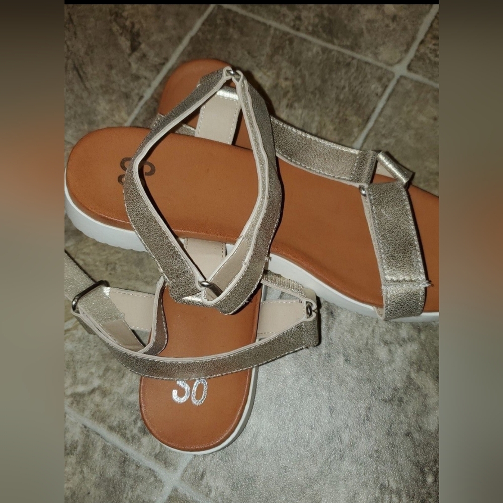 Women Shoes SO Comfort Sandals Size 9.5 M Gold White New No Tags
